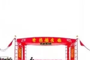演出场馆退票窗口排队场景示意，屏幕显示退票通道状态